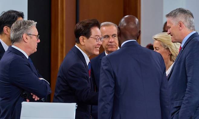 이재명 대통령, G7 확대회담 참석 이재명 대통령, G7 확대회담 참석     (에비앙=연합뉴스) 한상균 기자 = 이재명 대통령이 17일(현지시간) 프랑스 에비앙레뱅에서 열린 주요 7개국(G7) 및 초청국 확대회담 2세션에서 참석자들과 대화하고 있다. 2026.6.17 [공동취재 제공. 재판매 및 DB 금지]     xyz@yna.co.kr   (끝)   <저작권자(c) 연합뉴스, 무단 전재-재배포, AI 학습 및 활용 금지>
