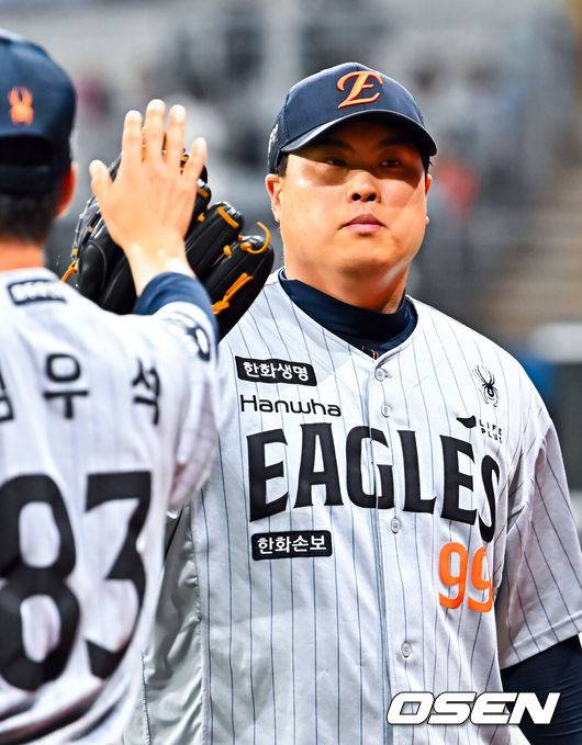 [OSEN=고척, 민경훈 기자] 12일 서울 고척 스카이돔에서 2026 신한 SOL KBO리그 키움 히어로즈와 한화 이글스의 경기가 열렸다.키움은 배동현, 한화는 류현진이 선발로 나섰다.3회말을 마친 한화 선발 류현진이 덕아웃으로 들어오며 기뻐하고 있다. 2026.05.12 / rumi@osen.co.kr
