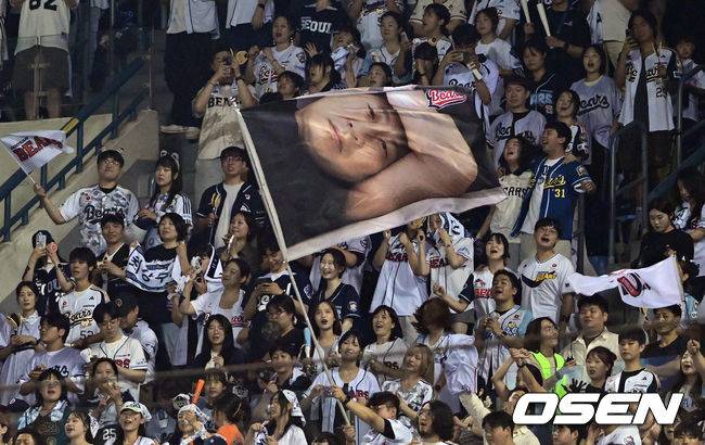 [OSEN=잠실, 조은정 기자]16일 서울 잠실야구장에서 ‘2026 신한 SOL Bank KBO리그’ 두산 베어스와 KT 위즈의 경기가 열린다.홈팀 두산은 최승용을, 방문팀 KT는 고영표를 선발로 내세웠다.두산 홈 관중들이 양의지 현수막을 흔들며 응원을 하고 있다. 2026.06.16 /cej@osen.co.kr