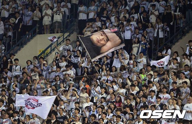 [OSEN=잠실, 조은정 기자]16일 서울 잠실야구장에서 ‘2026 신한 SOL Bank KBO리그’ 두산 베어스와 KT 위즈의 경기가 열린다.홈팀 두산은 최승용을, 방문팀 KT는 고영표를 선발로 내세웠다.두산 홈 관중들이 양의지 현수막을 흔들며 응원을 하고 있다. 2026.06.16 /cej@osen.co.kr