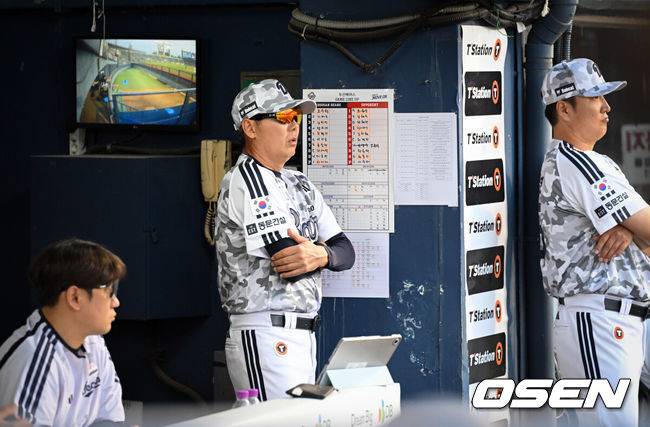 [OSEN=잠실, 조은정 기자]17일 서울 잠실야구장에서 ‘2026 신한 SOL Bank KBO리그’ 두산 베어스와 KT 위즈의 경기가 열렸다.홈팀 두산은 타카다를, 방문팀 KT는 사우어를 선발로 내세웠다.두산 김원형 감독이 경기를 지켜보고 있다. 2026.06.17 /cej@osen.co.kr