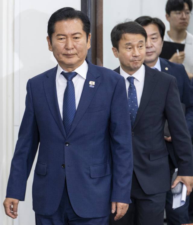▲더불어민주당 정청래 대표와 한병도 원내대표, 최고위원들이 17일 국회에서 열린 최고위원회의에 입장하고 있다. ⓒ연합뉴스
