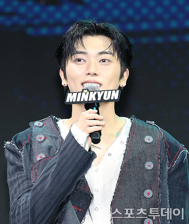 Group ONF members Minkyun, Yuto Nasu, RCA, With, Seungjun, and Julian Glover attended the showcase held on the 17th in Sangam-dong, Mapo-gu, Seoul, to commemorate the release of their 2nd full-length album Part.2, ONF:MY SELF. The members posed for the press at the scene and delivered a warm greeting announcing their comeback.