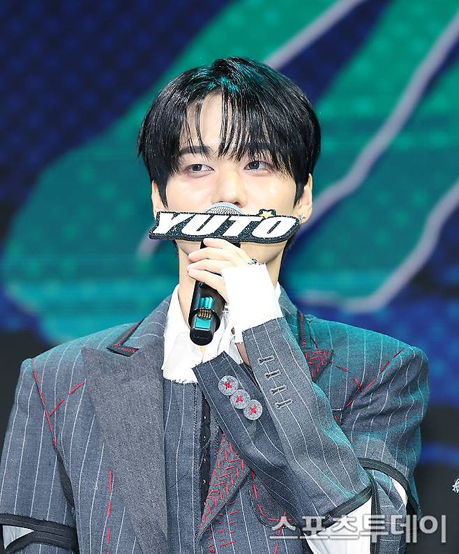Group ONF members Minkyun, Yuto Nasu, RCA, With, Seungjun, and Julian Glover attended the showcase held on the 17th in Sangam-dong, Mapo-gu, Seoul, to commemorate the release of their 2nd full-length album Part.2, ONF:MY SELF. The members posed for the press at the scene and delivered a warm greeting announcing their comeback.