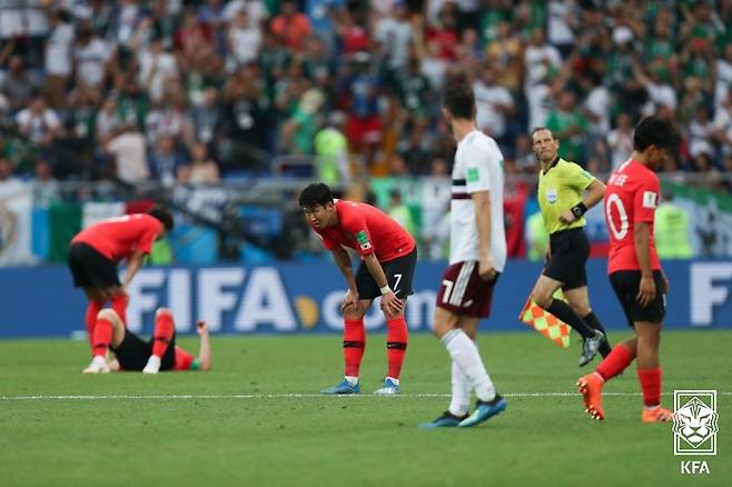 지난 2018 FIFA 러시아 월드컵 조별리그 2차전 멕시코전 패배 후 아쉬워하고 있는 손흥민 등 축구 대표팀 선수들. /사진=대한축구협회 제공
