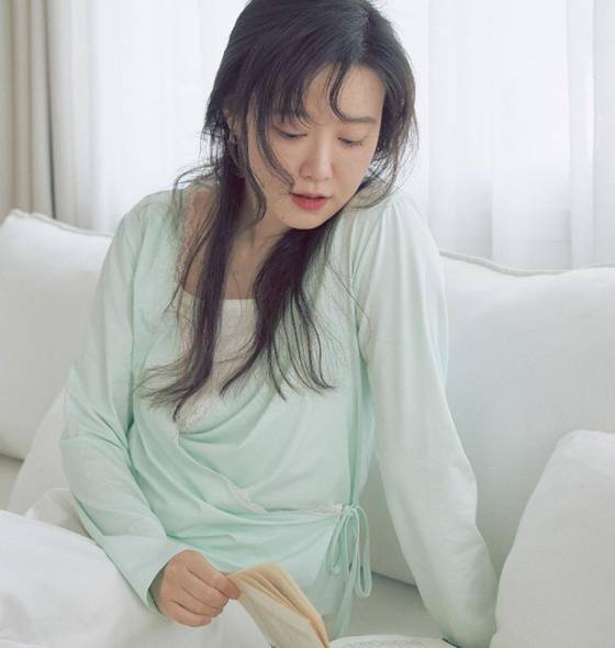 Ku Hye-sun showcased her unchanging beauty by sharing photos of her daily life, including yoga and reading, on her social media. Recently, Ku Hye-sun obtained a patent for a hair roller product and is actively working in a new field as the representative of a venture company.