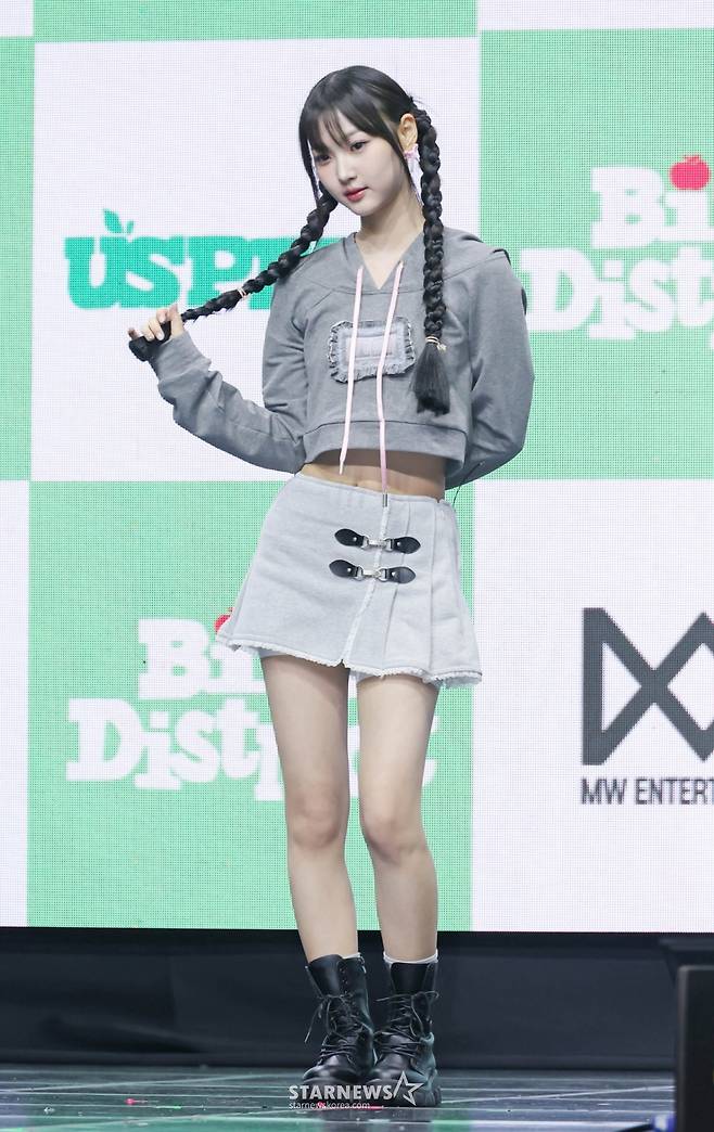 걸그룹 유스피어(USPEER) 시안이 17일 오후 서울 명화라이브홀에서 진행된 첫 번째 미니앨범 '바이트 디스트릭트;(BITE DISTRICT) 발매기념 쇼케이스에서 포즈를 취하고 있다.  이번 앨범에는 타이틀곡 '위키드 게임'(WICKED GAME), '소 파인'(So Fine), '베스티'(Bestie), '라우드'(LOUD) 등 총 4곡이 수록됐다. /2026.06.17 /사진=이동훈 photoguy@