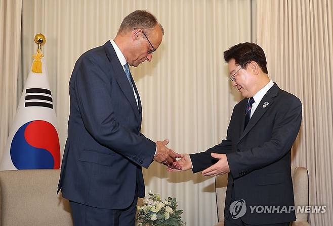 악수하는 이재명 대통령과 메르츠 독일 총리 (에비앙=연합뉴스) 한상균 기자 = 이재명 대통령과 프리드리히 메르츠 독일 총리가 16일(현지시간) 프랑스 에비앙레뱅 주요 7개국(G7) 정상회의장에서 양자 회담에 앞서 악수하고 있다. 2026.6.17 xyz@yna.co.kr