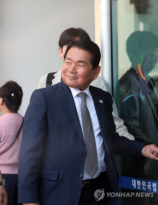 법원 출석한 신경호 강원교육감 (춘천=연합뉴스) 강태현 기자 = 불법선거운동과 뇌물수수 혐의로 재판에 넘겨진 신경호 강원도교육감이 17일 춘천지법에서 열린 항소심 선고공판에 참석하고 있다. 2026.6.17 taetae@yna.co.kr