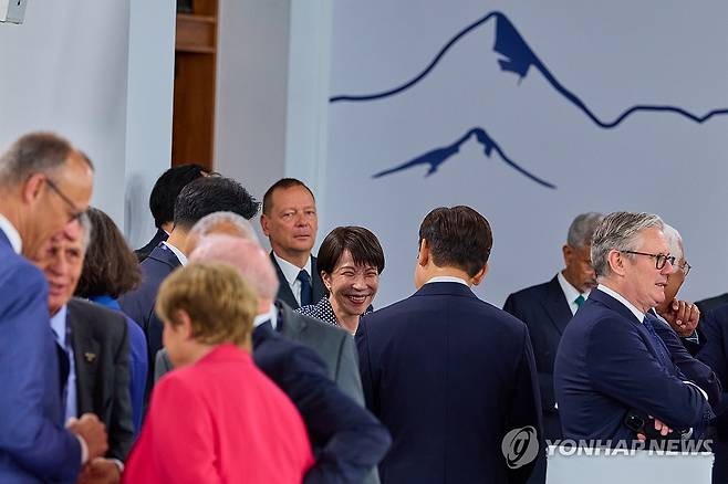 대화하는 한-일 정상 (에비앙=연합뉴스) 한상균 기자 = 이재명 대통령이 17일(현지시간) 프랑스 에비앙레뱅에서 열린 주요 7개국(G7) 및 초청국 확대회담 2세션에서 다카이치 사나에 일본 총리와 대화하고 있다. 2026.6.17 [공동취재 제공. 재판매 및 DB 금지] xyz@yna.co.kr