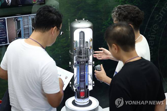 스마트에너지플러스 2025에 전시된 SMR 모형 (서울=연합뉴스) 김성민 기자 = 15일 서울 강남구 코엑스에서 열린 '스마트에너지플러스 2025'에서 관람객들이 소형모듈원전(SMR) 모형을 둘러보고 있다. 2025.10.15 ksm7976@yna.co.kr
