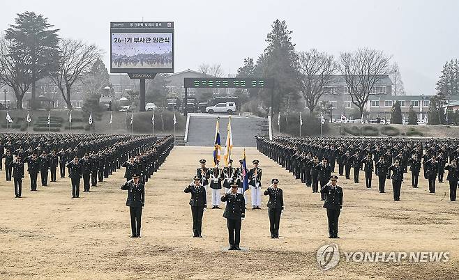 육군 부사관 임관식 (서울=연합뉴스) 26일 전북 익산 육군부사관학교에서 열린 육군 26-1기 신임부사관들이 임관식에서 경례하고 있다. 2026.3.26 [육군 제공. 재판매 및 DB 금지] photo@yna.co.kr