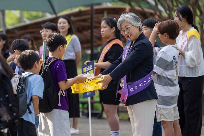 17일 오전 세종도원초등학교 앞에서 강미애 세종시교육감 당선인이 '학교폭력 예방 합동 캠페인'에 참여하고 있는 모습. (사진=세종시교육청 제공)