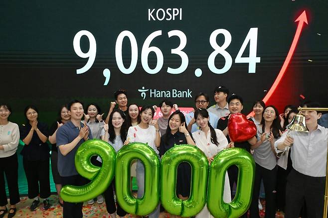 코스피 9000 기념 타종 세리머니. 연합뉴스