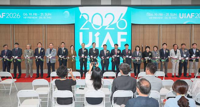 '2026 울산국제아트페어(UiAF)' 개막식이 18일 울산전시컨벤션센터(UECO)에서 개최된 가운데 박원희 울산국제아트페어 조직위원장(동강의료재단 이사장), 김소정 울산국제아트페어 대표이사, 서남교 울산시 행정부시장, 이성룡 울산시의회 의장, 이윤철 울산상공회의소 회장 등 참석자들이 테이프 커팅식을 하고 있다. 이수화 기자