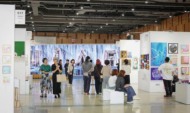 '2026 울산국제아트페어(UiAF)'가 'Collect Art, Collect Value'를 슬로건으로 18일 울산전시컨벤션센터(UECO)에서 개막한 가운데 VIP Preview를 찾은 관람객들이 작품을 감상하고 있다. 이수화 기자