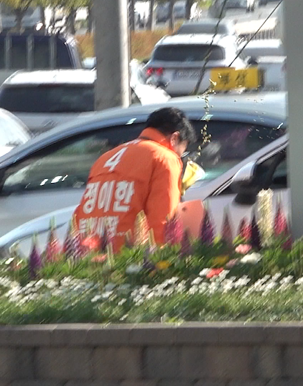개혁신당 정이한 부산시장 후보가 4월 27일 선거 유세를 하다가 한 승용차 운전자가 던진 음료수를 맞고 쓰러져 응급실로 이송됐다. 개혁신당 정이한 부산시장 후보 선대위 제공