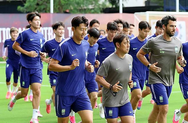 축구 국가대표팀 손흥민 등 선수들이 17일(현지 시간) 멕시코를 상대로한 월드컵 조별리그 2차전을 앞두고 멕시코 과달라하라 인근 사포판에 위치한 베이스캠프 훈련장 치바스 바예 베르데에서 훈련하고 있다. 뉴시스