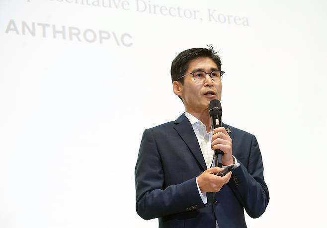최기영 앤스로픽 한국 대표가 17일 여의도 콘래드 서울에서 진행된 앤트로픽 서울 오피스 론칭 기자간담회에서 발표하고 있다.(사진제공=앤스로픽)