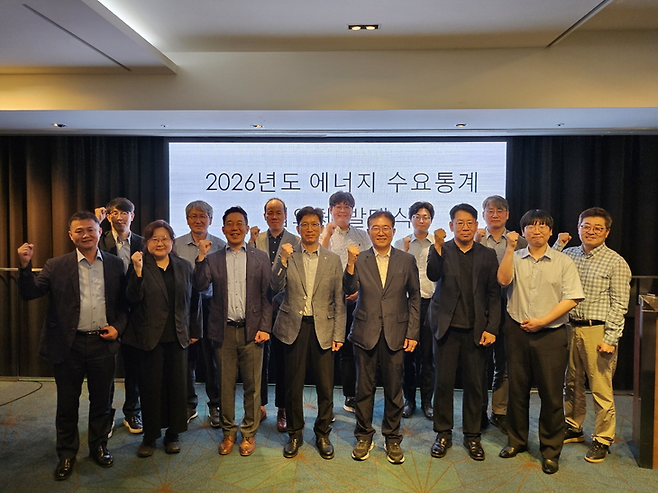 ▲18일 서울 양재 엘타워에서 열린 2026년도 에너지 수요통계 전문가 협의체 발대식에서 유기호 공단 재생에너지기반본부 이사(앞줄 왼쪽 네 번째) 등 참석 위원들이 기념 촬영을 하고 있다. 사진= 한국에너지공