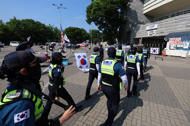 18일 오전 6·3 지방선거 투표용지 부족 사태를 규탄하는 시위가 14일째 열리고 있는 서울 송파구 올림픽공원 핸드볼경기장 앞에서 경찰이 이동하고 있다.(사진=뉴시스)