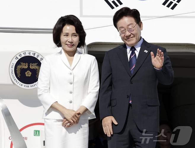 이재명 대통령과 김혜경 여사가 지난 16일(현지시간) 이탈리아 로마 다빈치 국제공항에서 환송객에게 인사를 하고 있다. ⓒ 뉴스1 허경 기자