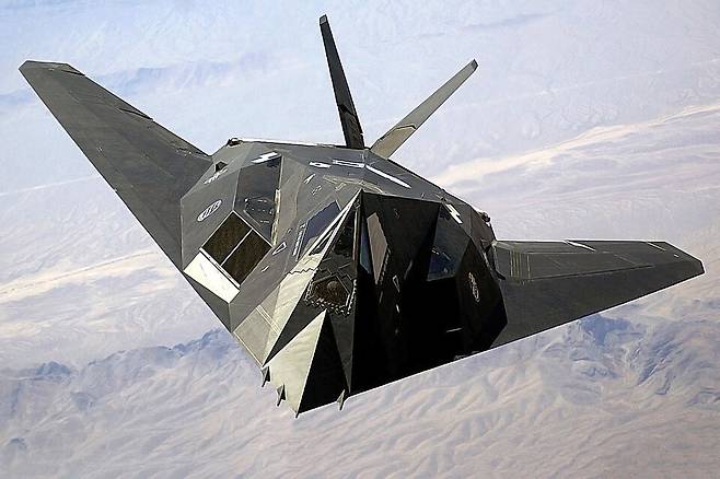F-117 '나이트호크' (출처: Staff Sgt. Aaron Allmon II, 2002, Public domain, via Wikimedia Commons)