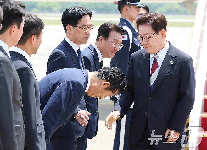 주요 7개국(G7) 정상회의 일정을 마친 이재명 대통령이 18일 경기 성남 서울공항에 도착해 정청래 더불어민주당 대표와 인사를 나누고 있다. 2026.6.18 ⓒ 뉴스1 허경 기자