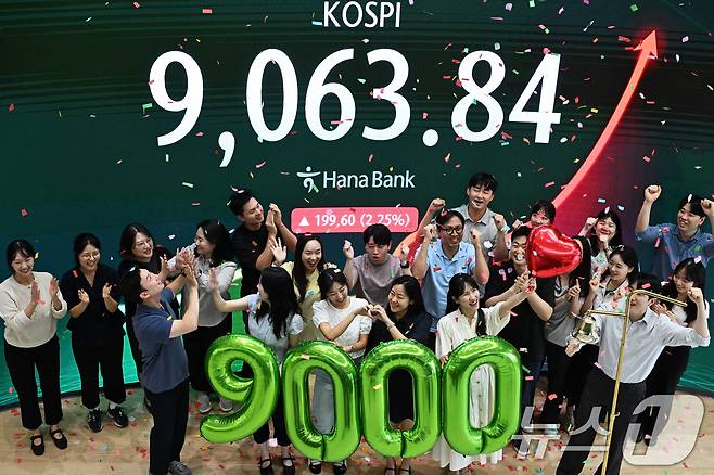 코스피가 사상 처음으로 9000포인트를 돌파 마감한 18일 서울 중구 하나은행 본점 하나인피니티서울에서 직원들이 코스피 9000 돌파 기념 타종 세리머니를 하고 있다. 이날 코스피는 전 거래일 대비 199.60포인트(2.25%) 오른 9063.84로 마감했다. (공동취재) ⓒ 뉴스1 최지환 기자