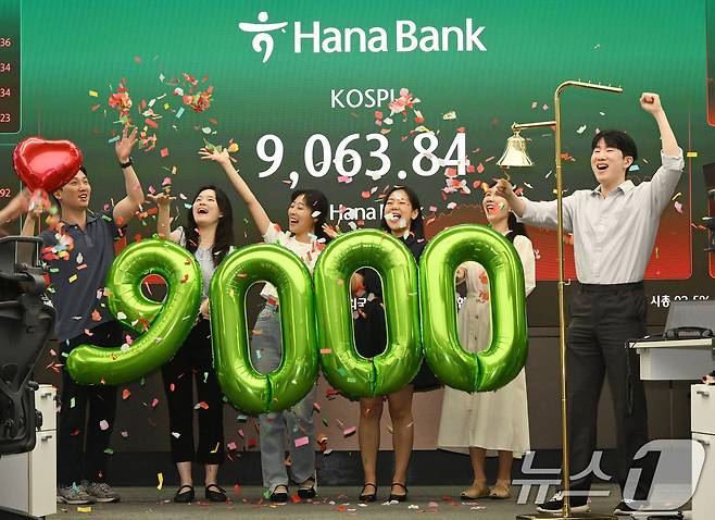 코스피가 사상 처음으로 9000포인트를 돌파 마감한 18일 서울 중구 하나은행 딜링룸에서 직원들이 축하 세리머니를 하고 있다. 이날 코스피는 전 거래일 대비 199.60포인트(2.25%) 오른 9063.84로 마감했다. ⓒ 뉴스1 최지환 기자