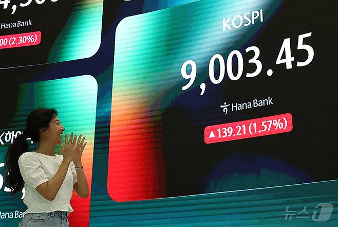 코스피지수가 장중 사상 처음으로 9000을 돌파한 18일 오후 서울 중구 하나은행 본점 딜링룸 전광판에 코스피 시황이 나오고 있다. 2026.6.18 ⓒ 뉴스1 최지환 기자
