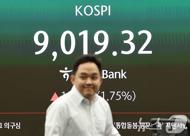 코스피지수가 장중 사상 처음으로 9000을 돌파한 18일 오후 서울 중구 하나은행 본점 딜링룸 전광판에 코스피 시황이 나오고 있다. 2026.6.18 ⓒ 뉴스1 최지환 기자