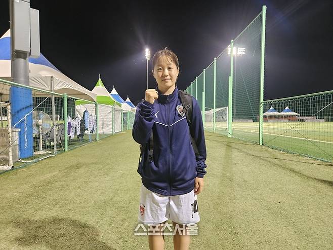 포항여전고 한국희가 16일 경남 합천군민체육공원에서 열린 ‘2026 스포츠케이션 명품도시 합천에서 펼쳐지는 제34회 여왕기 전국여자축구대회’ 고등부 경기를 마치고 본지와 인터뷰 후 포즈를 취하고 있다. 합천 | 강윤식 기자 skywalker@sportsseoul.com