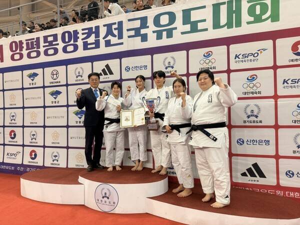 제5회 양평몽양컵 전국유도대회에서 순천시청팀이 단체전 동메달 수상 후 기념사진을 촬영하고 있다(좌측부터 김양호 감독 양서우 신채원 김지정 이윤선 신지영)/사진=순천시