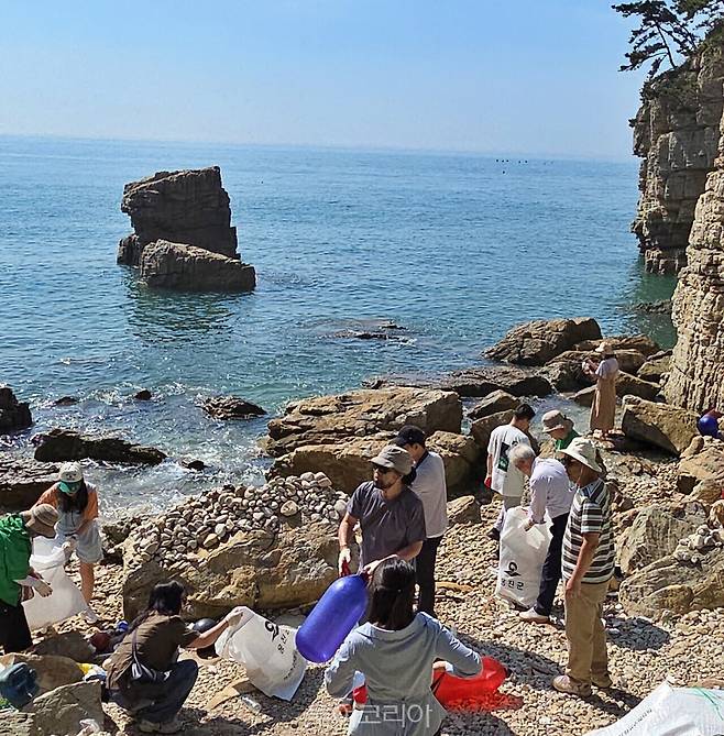 팸투어 참가자들이 용기포 자연동굴 일대에서 플로깅 활동을 펼쳤다.&nbsp;/사진-투어코리아