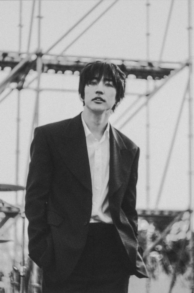 Singer-songwriter Lee Seung-Yoon has unveiled concept photos for his fourth studio album, *Album 0*, foreshadowing the profound musical narrative contained within the new release. This album was completed by reconstructing songs Lee Seung-Yoon worked on 10 years ago, and features a total of 29 tracks, promising to showcase a diverse range of genres.The released concept photos consist of two versions: What to Steal and Tossing and Turning Facade. The black-and-white What to Steal version captures his contemplative inner self, while the dynamic Tossing and Turning Facade version embodies his free energy on stage, displaying contrasting charms.Lyrics from the corresponding songs are included in each photo, emphasizing Lee Seung-Yoons signature lyrical and straightforward style. Through this album, listeners will be able to witness Lee Seung-Yoons expanded musical world, which sings of the diverse emotions of the world.Lee Seung-Yoons fourth studio album, *Album 0*, will be released on various music streaming platforms on the upcoming 26th at 6 PM. Expectations are high regarding what kind of resonance this album, which reinterprets the musical narrative built up over a long period of time, will convey to the public.