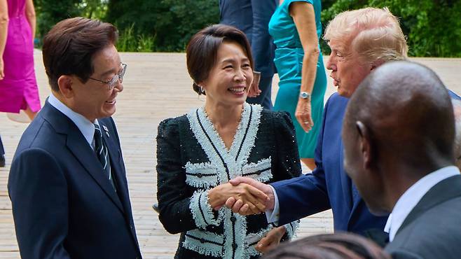 이재명 대통령과 김혜경 여사가 16일(현지시간) 프랑스 에비앙레뱅에서 열린 주요 7개국(G7) 정상회의 음악회에 앞서 도널드 트럼프 미국 대통령과 대화를 나누고 있다. (공동취재) /뉴스1