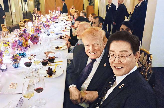 G7 공식 만찬장의 李대통령과 트럼프  16일(현지 시각) 프랑스 에비앙에서 열리고 있는 G7 정상회의에 참석한 이재명 대통령(오른쪽)이 도널드 트럼프 미국 대통령과 공식 만찬 옆자리에 앉아 기념 촬영을 하고 있다. 15일부터 열린 G7 정상회의는 17일 폐회한다. /연합뉴스