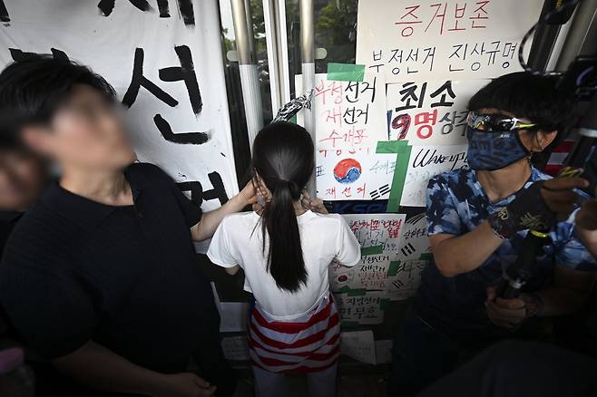16일 서울 올림픽공원 핸드볼경기장에서 한 시위 참가자가 대한체육회 등 입주 단체 관계자들의 진입을 막아서고 있다. 뉴스1