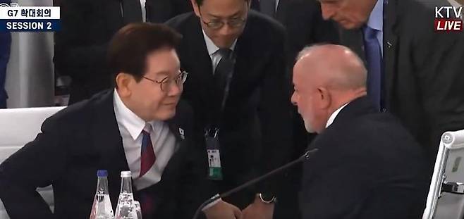 17일(현지 시간) 주요 7개국(G7) 정상회의에서 이재명 대통령이 루이스 이나시우 룰라 다시우바 브라질 대통령에게 다가가 대화를 나누는 모습. X 캡처