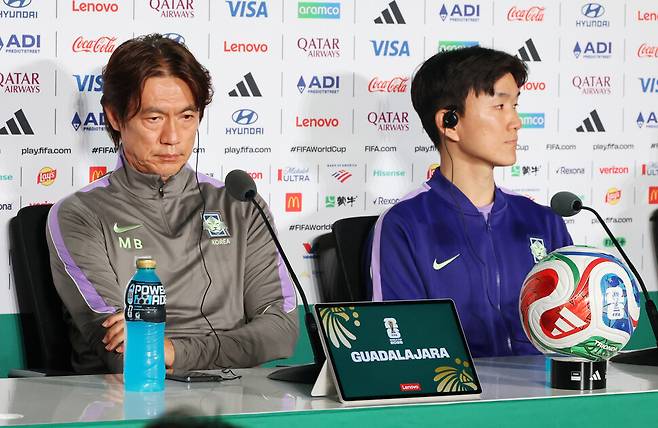 2026 북중미 월드컵에 출전한 한국 축구 국가대표팀의 홍명보 감독과 황인범이 멕시코전을 하루 앞둔 18일(한국시각) 멕시코 과달라하라 경기장에서 공식 기자회견에 참석해 있다. 연합뉴스