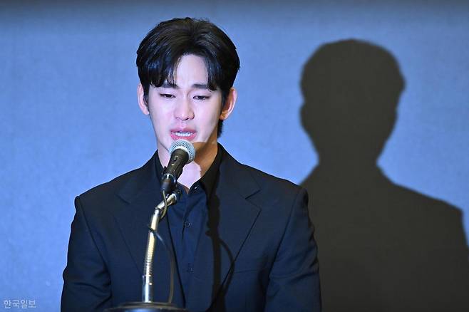 배우 김수현이 지난해 3월 31일 서울 마포구 스탠포드호텔에서 기자회견을 열고 사생활 논란에 대한 입장을 밝혔다. 한국일보 자료사진