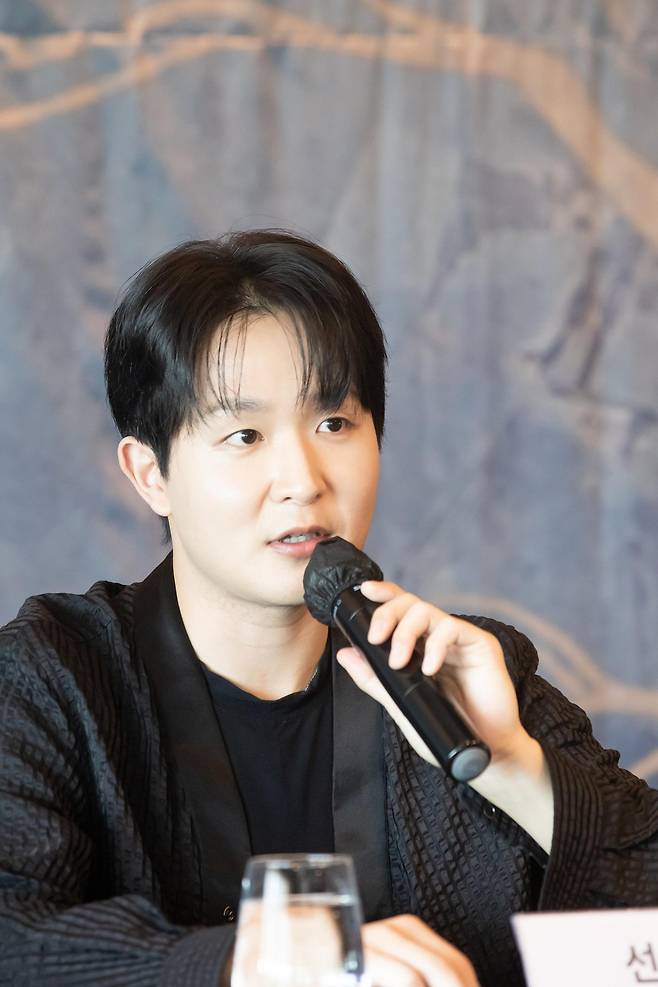 피아니스트 선우예권이 18일 서울 용산구 그랜드하얏트 서울 호텔에서 열린 기자간담회에서 바리톤 마티아스 괴르네와 한 무대에 오르는 소감을 밝히고 있다. 한세예스24문화재단 제공