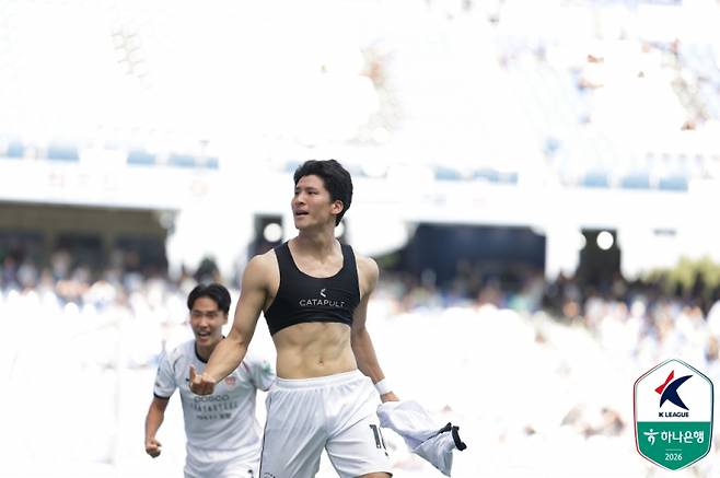 지난달 2일 울산문수축구경기장에서 열린 울산과의 동해안 더비서 결승 골을 넣고 환호하는 포항 조상혁(앞). 사진=프로축구연맹