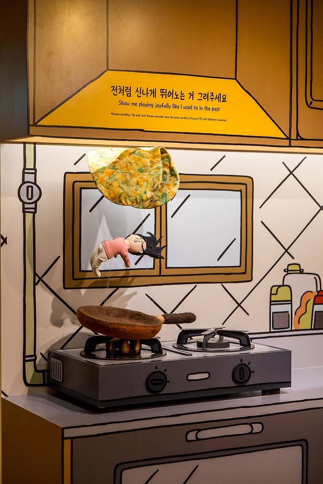 드로잉과 일러스트레이션을 기반으로 평면 작업부터 조각·영상 등 형식에 얽매이지 않고 확장된 키크니의 작품들.