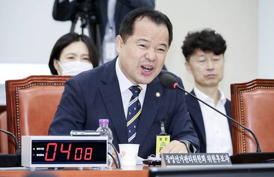 지난해 10월 1일 위철환 당시 중앙선거관리위원회 위원 후보자가 국회에서 열린 인사청문회에 출석해 의원 질의에 답변하고 있다. 김성룡 기자
