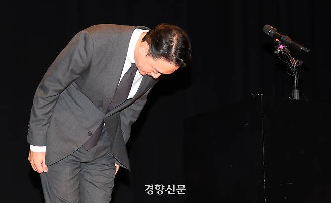 홍정도 중앙그룹 부회장이 지난 15일 서울 마포구 중앙일보빌딩에서 열린 회생 절차 개시 관련 기자회견에서 고개 숙이고 있다. 김정근 기자