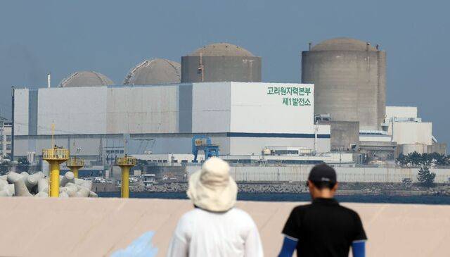 지난해 6월 26일 오후 부산 기장군의 한 해안가에서 시민들이 고리원전 1호기를 바라보고 있다. 뉴시스
