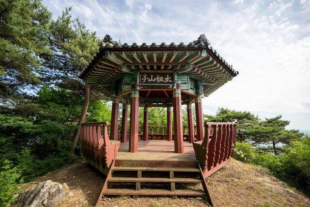 왕건의 대승을 기념해 2004년 건립된 태조산정
