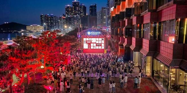 방탄소년단 글로벌 팬들이 파라다이스 호텔 부산에서 BTS THE CITY ARIRANG BUSAN 콘텐츠를 즐기는 모습 / 사진=파라다이스 호텔 부산